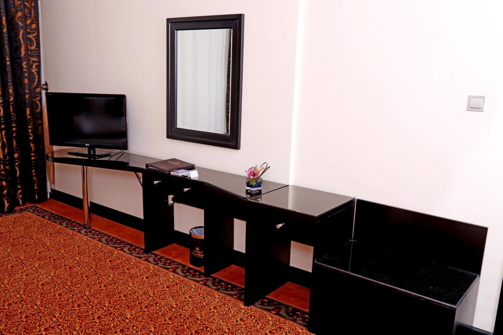 Royal Grand Suite Hotel Sharjah Exteriör bild