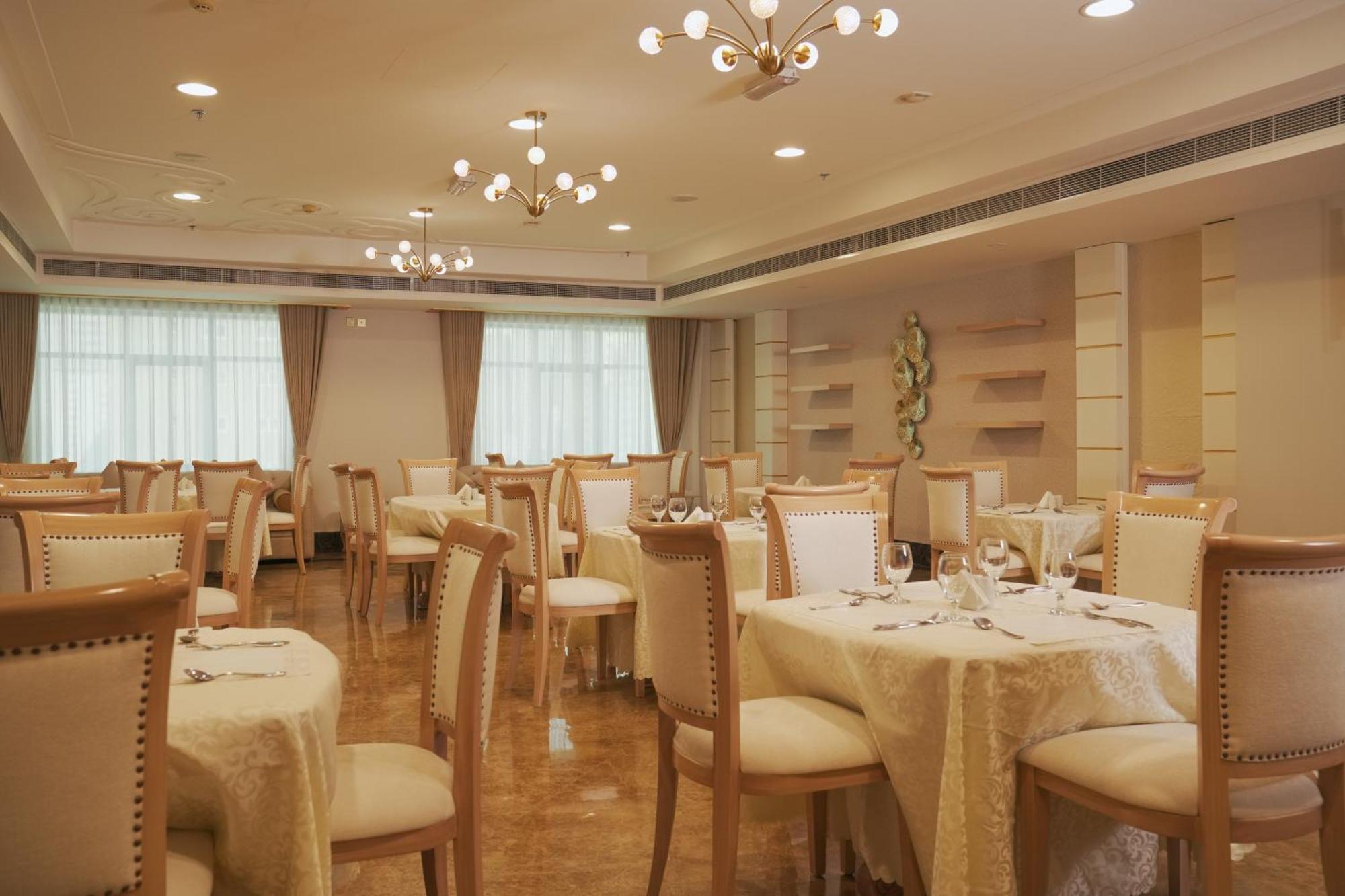 Royal Grand Suite Hotel Sharjah Exteriör bild